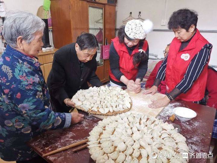 重阳敬老情，道德模范房泽秋和志愿者为独居老人送水饺