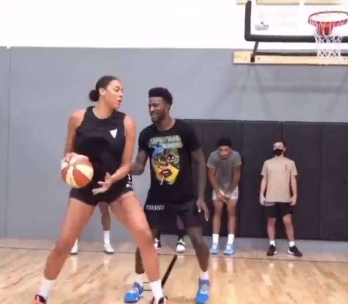 略显狼狈!乔丹-贝尔训练中被女篮中锋坎贝奇内线单吃