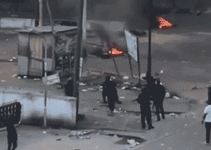 民众焚烧警察局、汽车和其他建筑 图源：Ruptly，社交媒体