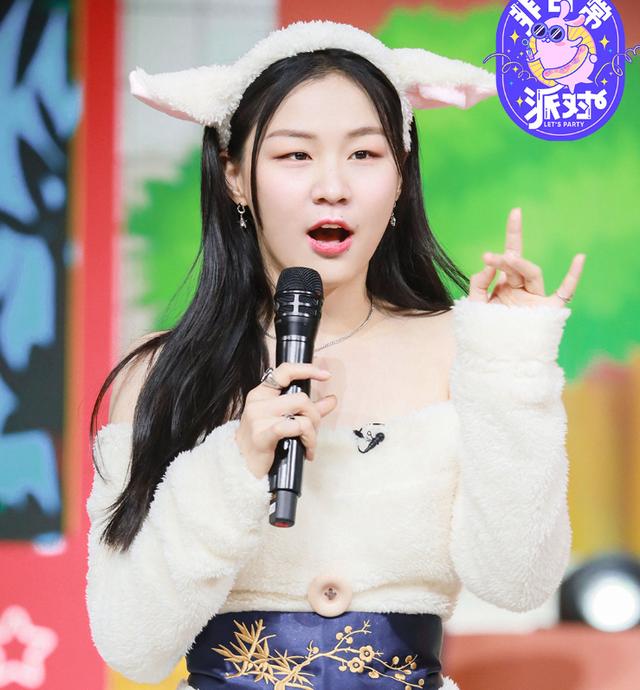 非日常派对官宣新剧照喻言许佳琪美艳动人嘉宾造型可爱