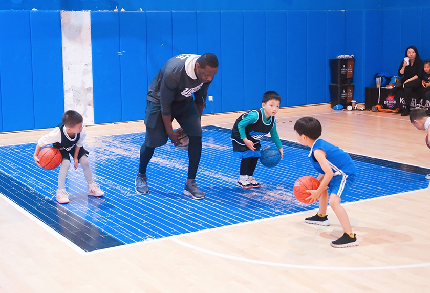 几名儿童正在接受篮球培训。图片来源：视觉中国
