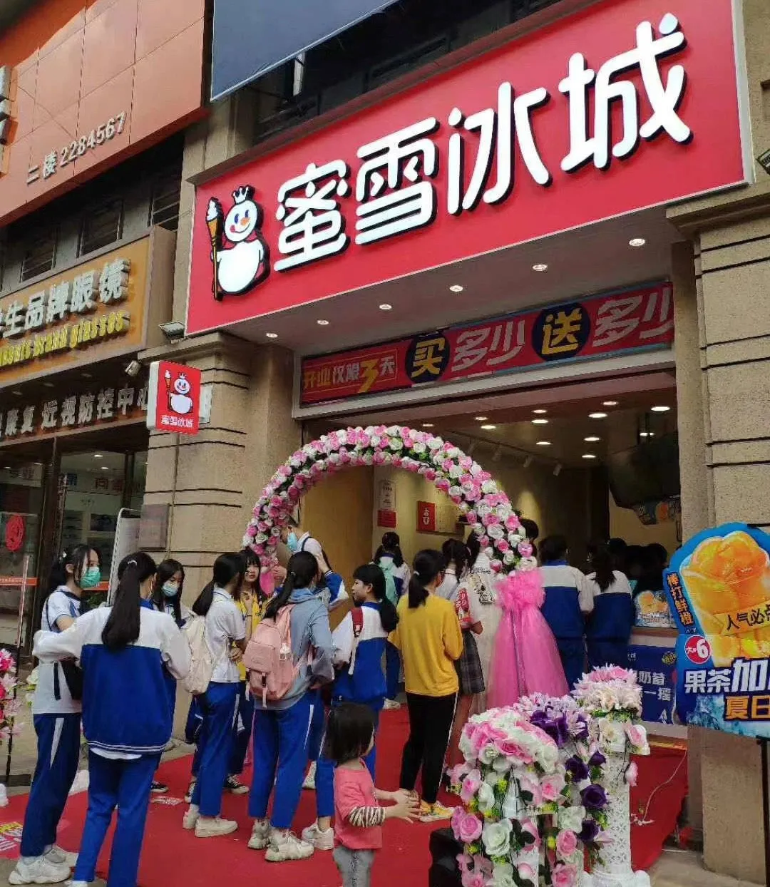 最凶猛的奶茶界隐形巨头碾压喜茶奈雪年赚65亿开店10000家