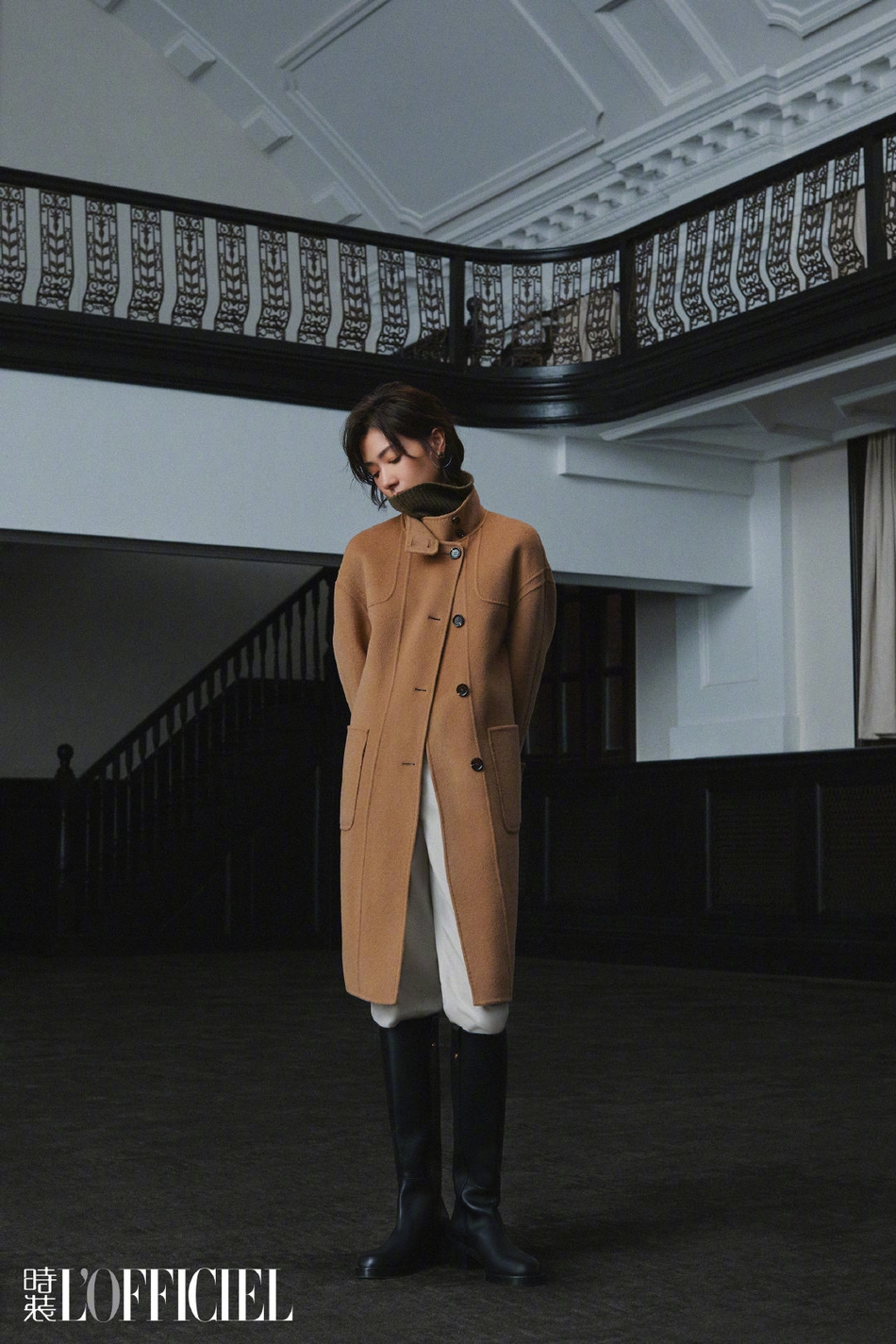 万茜秋日质感大片曝光02风衣造型配微卷短发利落酷飒