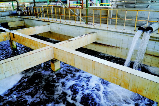 　　盛虹集团2012年建成投运印染废水中水回用节能减排项目，日处理污水2万吨，印染废水中水回用率达到70%。本报记者许舜达摄