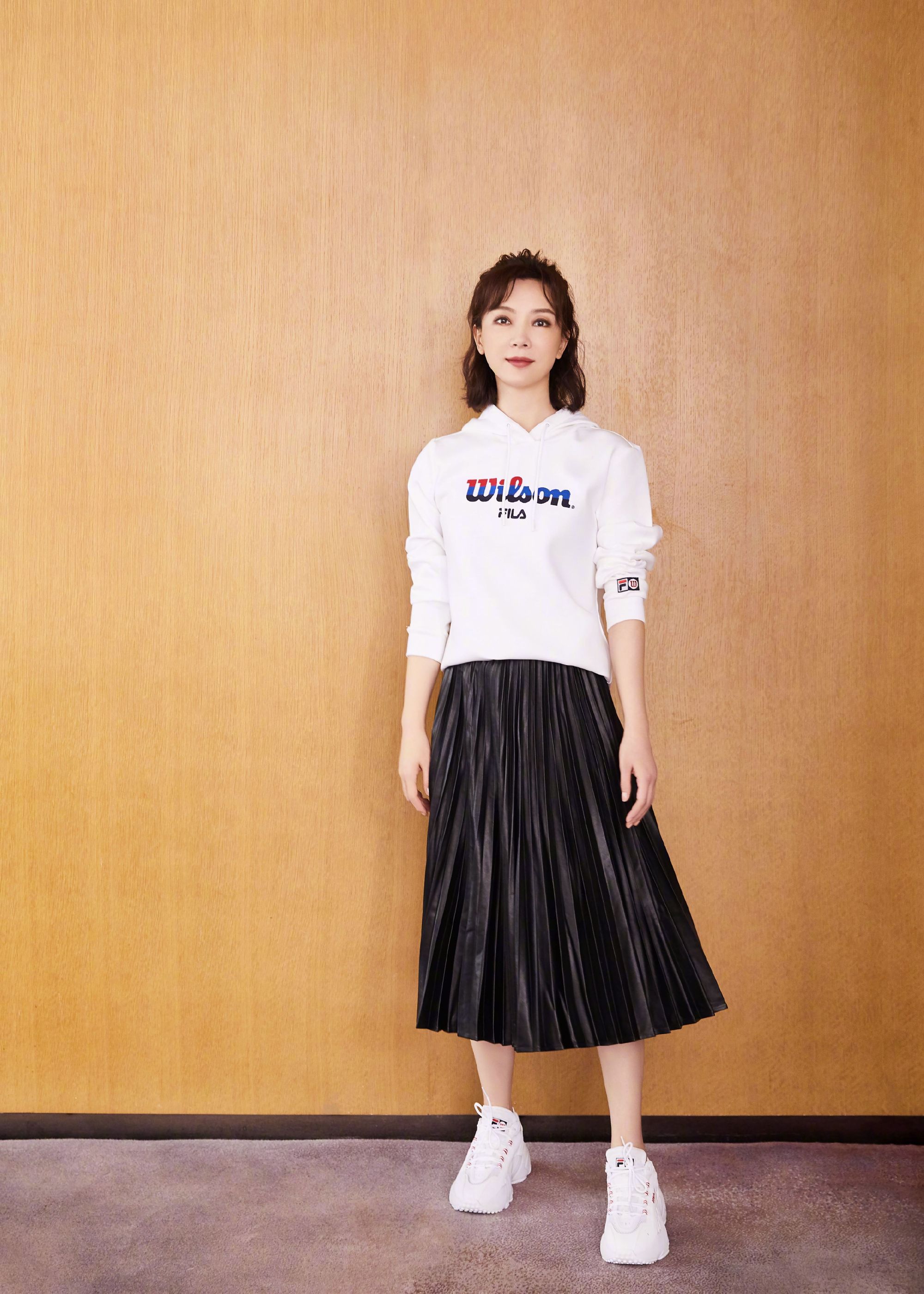 陈数知性穿搭很加分,西装配百褶裙温柔干练,很有高级白领气质