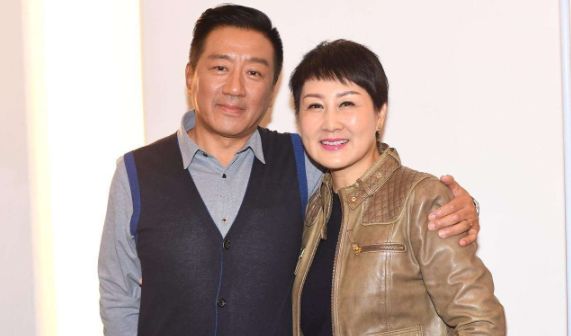 老戏骨丁勇岱,演技一流大器晚成,与初恋妻子相爱30年