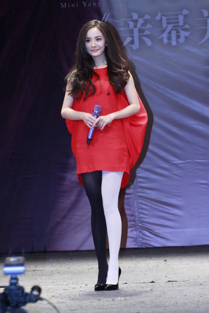 杨幂出席活动穿99元丝袜挡不住腿长腿细让人羡慕的打工人