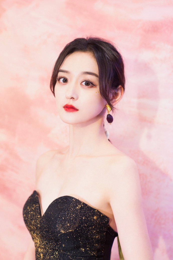何泓姗一袭黑幕星光裙闪耀全场,甜美红唇吸睛,丝巾扎发时尚爆发