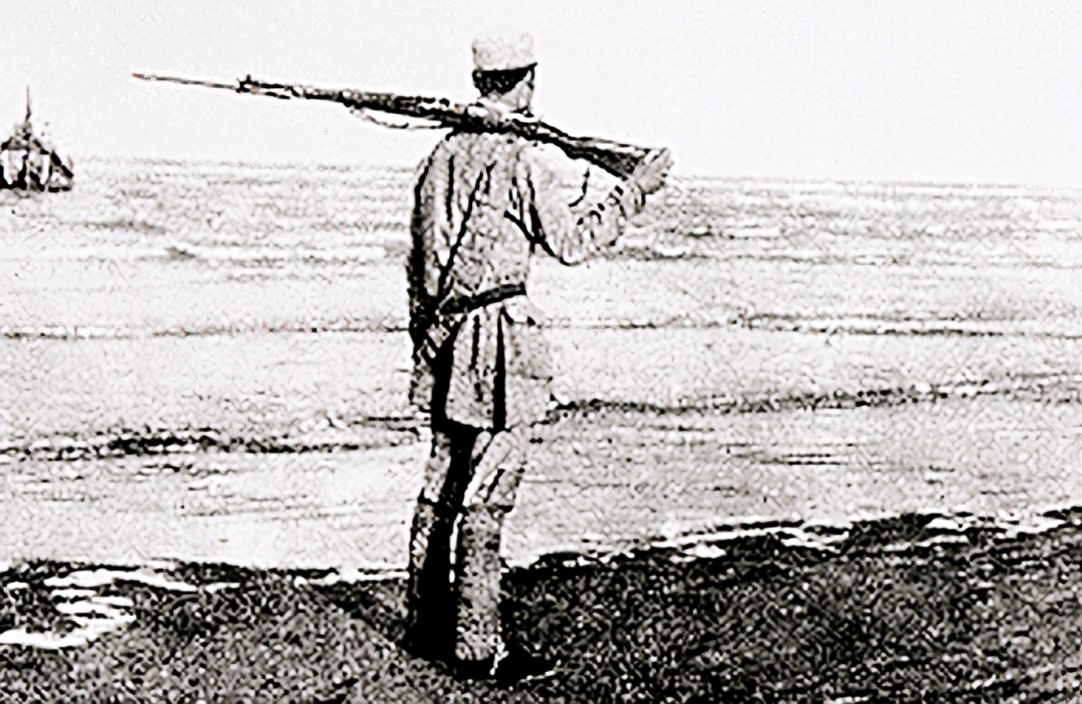 八路军哨兵在海边站岗1940年5月,三地委在高平禹等县交界处的几个