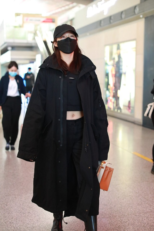 还以为她穿的很厚实,但却偏偏露出肚脐眼|关晓彤|服装造型|服装搭配