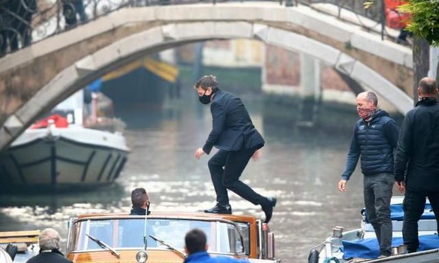 《碟中谍7》新片场照曝光：阿汤哥在威尼斯上演“水上飞”休闲区蓝鸢梦想 - Www.slyday.coM