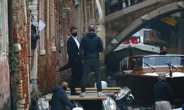 《碟中谍7》新片场照曝光：阿汤哥在威尼斯上演“水上飞”休闲区蓝鸢梦想 - Www.slyday.coM