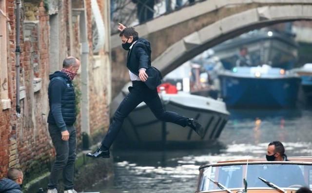 《碟中谍7》新片场照曝光：阿汤哥在威尼斯上演“水上飞”休闲区蓝鸢梦想 - Www.slyday.coM