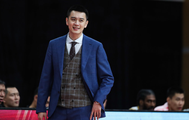 质疑裁判爆粗口杨鸣逐渐有了教练的样子80岁老将帮他太多