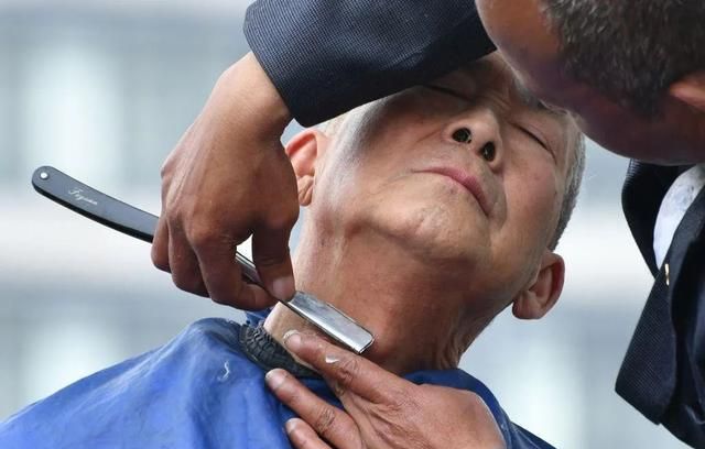 一把剃刀,在他们的手里,几乎达到了出神入化的地步.