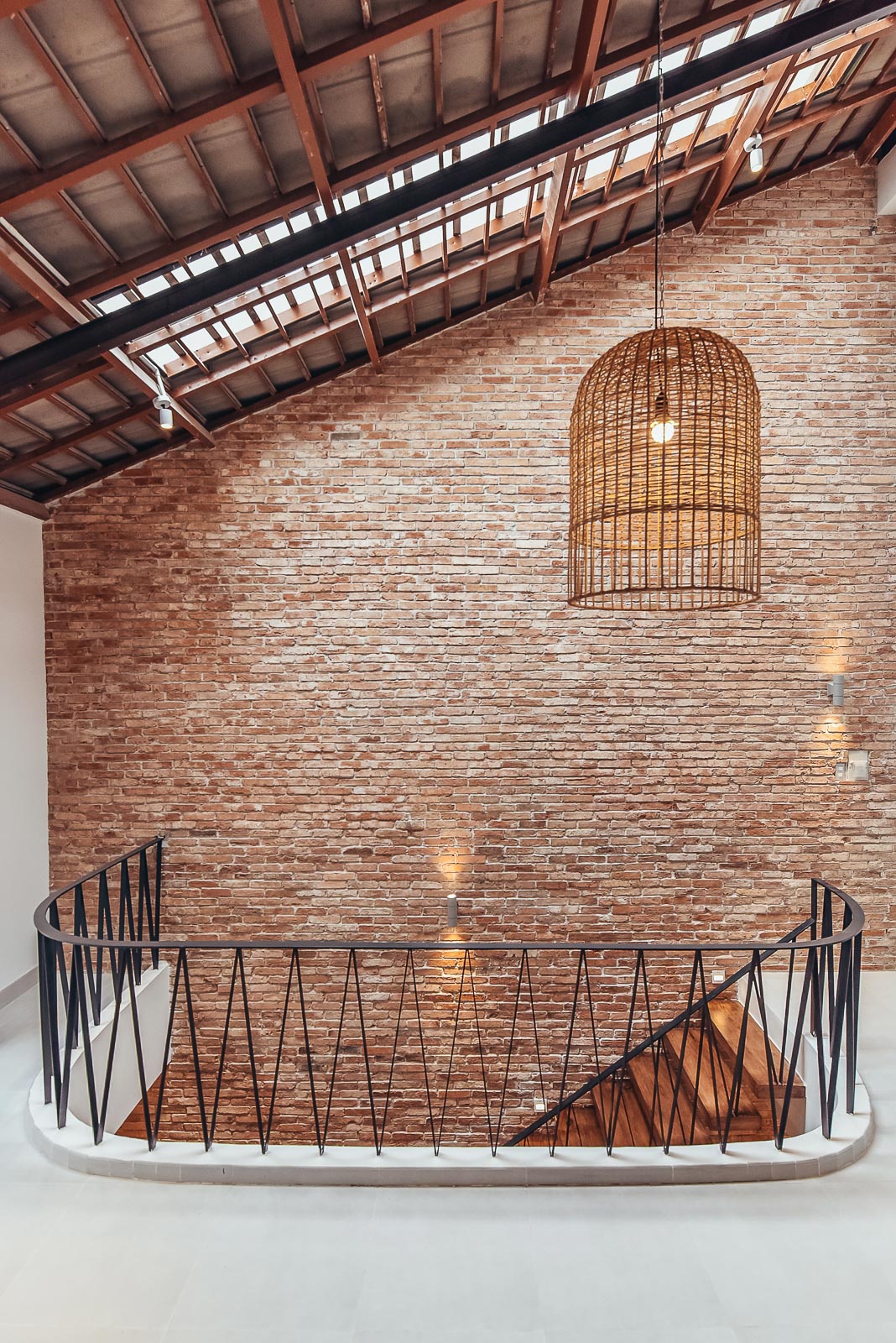 小夫妻的150㎡独栋,白墙搭配红砖墙,看着破旧粗糙实际很高级__财经