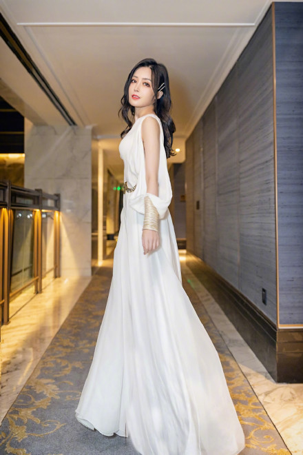 汤晶媚上海出席活动 飘逸白裙尽显淡雅气质