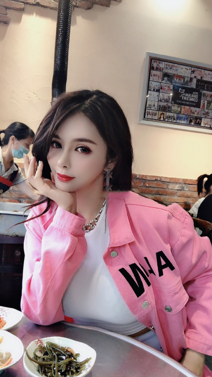 直播间被封禁后,张琪格彻底沦为路人,新照片整容痕迹太明显