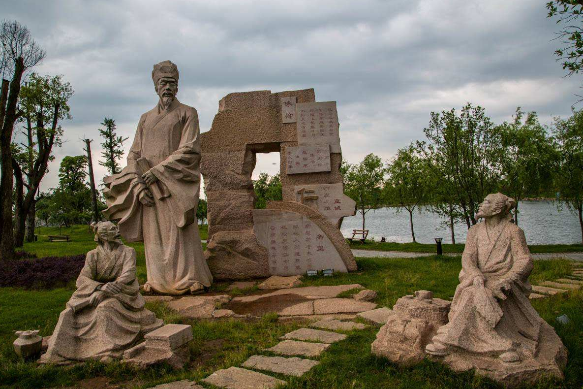 抚州一偌大公园有历代66位名人雕塑成广场舞大妈的舞蹈场所