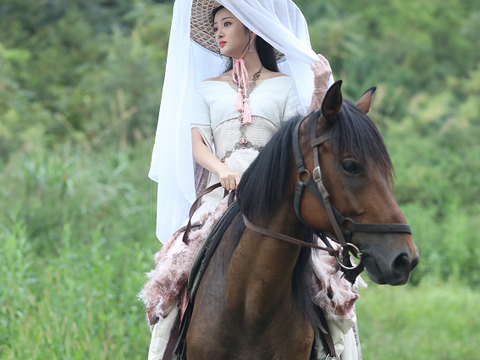 陈昭羽饰演侠女江若晨.