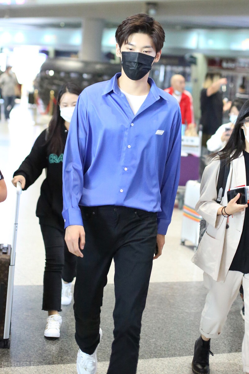 邢昭林现身机场,穿蓝色衬衫阳光帅气,发际线高令人羡慕