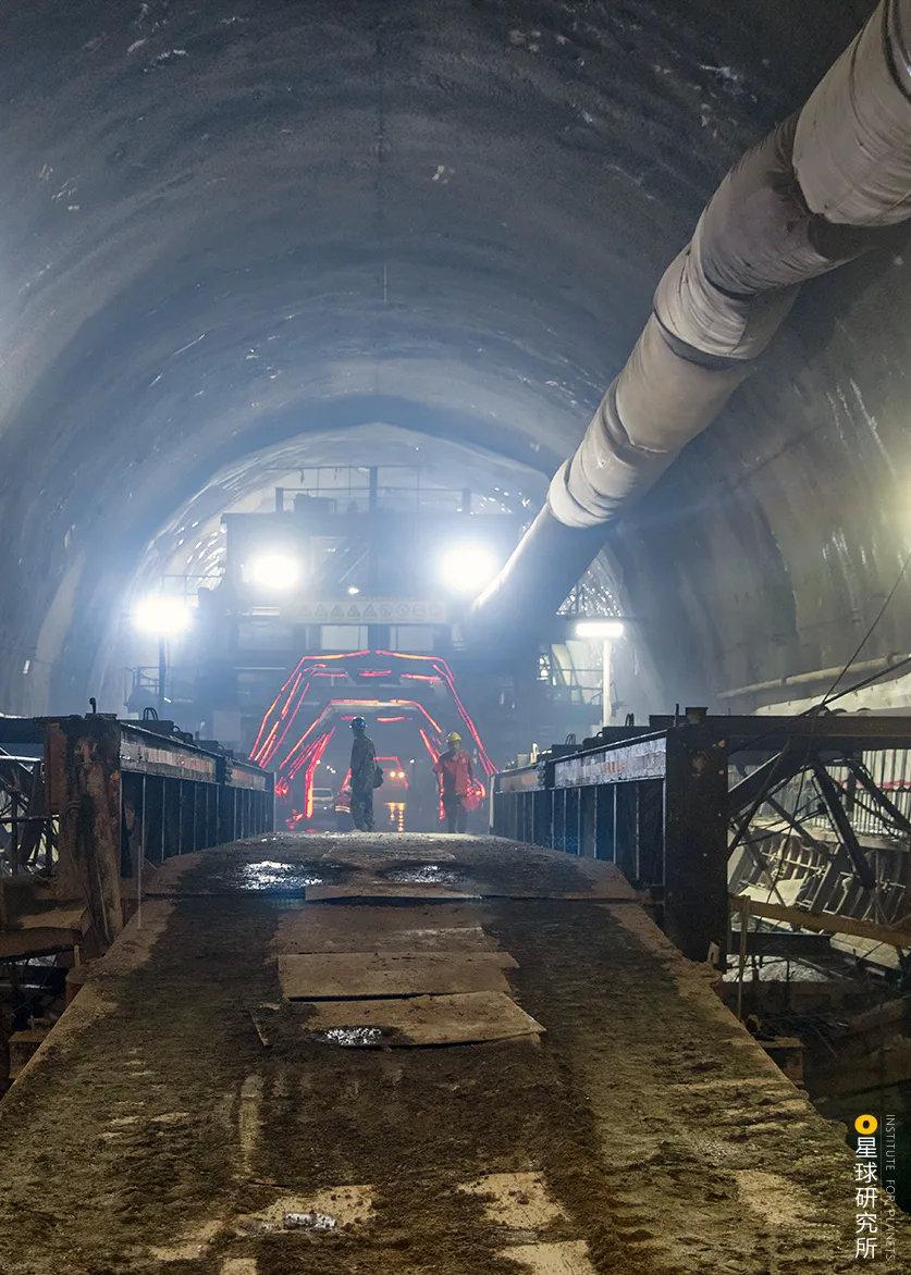 平方千米的大地之下,超过35000座,总长约37000km,接近赤道长度的隧道