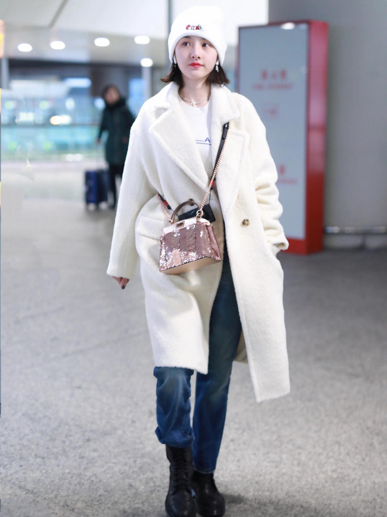 阔太太王艳"本色"出镜,穿白色大衣配阔腿裤,还带着高端味道