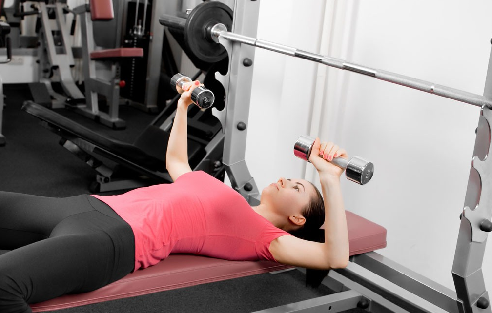 居家如何练出好胸肌?6个哑铃动作全面刺激胸肌,把胸练大练饱满