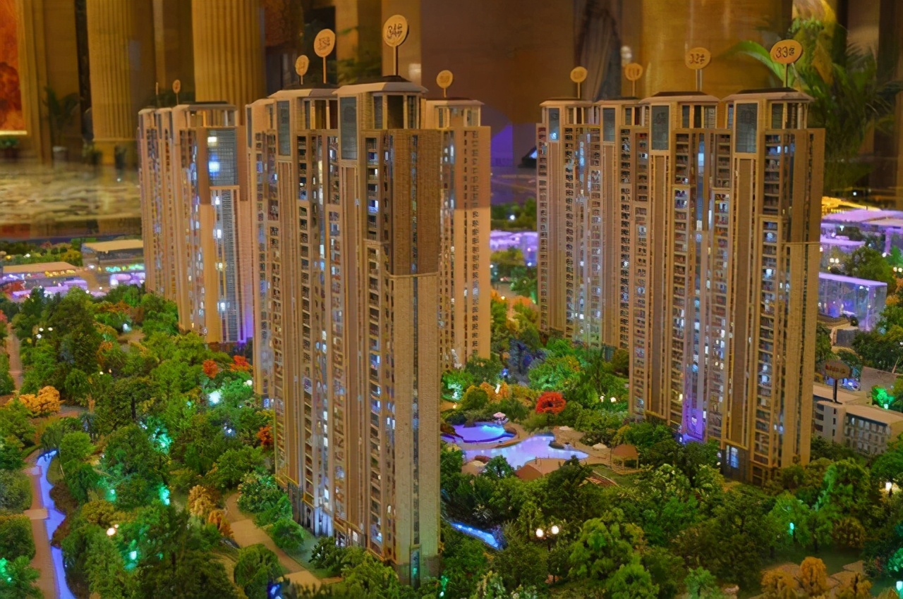 计算出实际距离,计算方式例如:比例尺是1:5000,而沙盘的楼栋距离是2