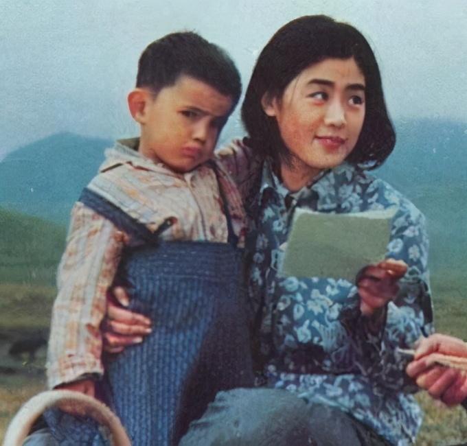 他是80年代当红童星,7岁就得3个大奖,曾因太矮考大学落榜