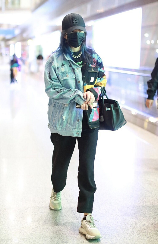 赵薇真是"脑洞大开",穿"鸳鸯"牛仔外套走机场,时髦得不敢认