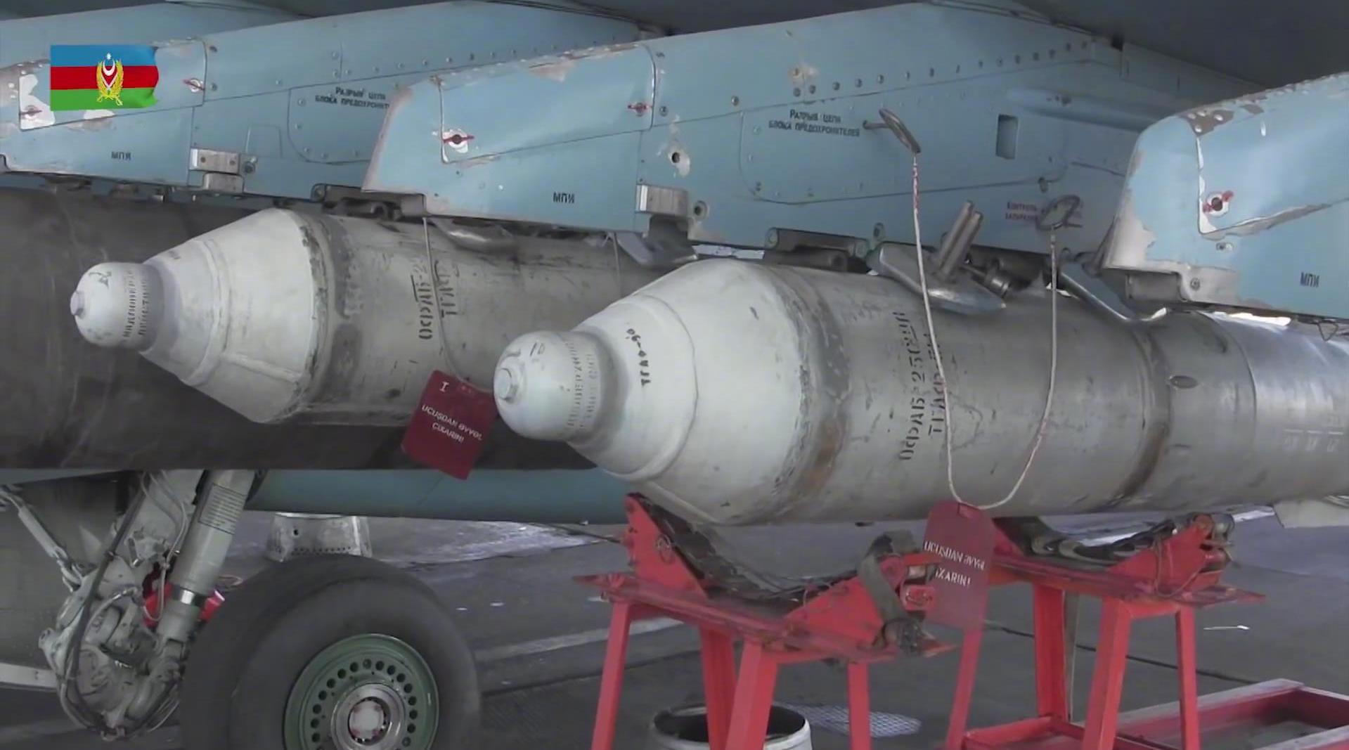 阿塞拜疆空军苏-25攻击机使用火箭弹和炸弹对地面目标发动攻击!