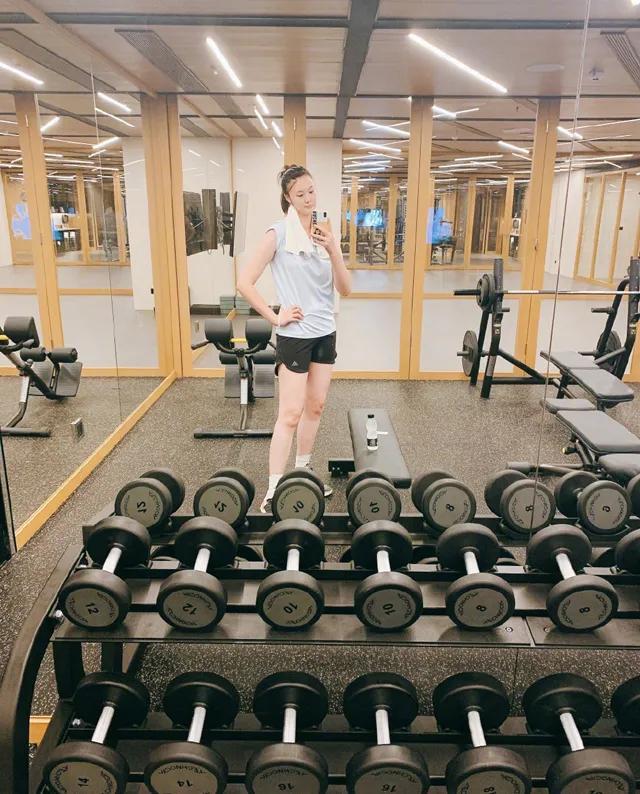 形象美气质佳的她毫无疑问是当之无愧的,惠若琪不仅颜值很高,身材也