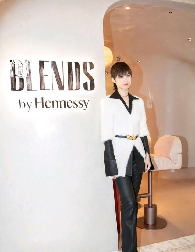 李宇春一身黑色皮衣皮裤出席活动,搭配白色毛绒马甲,优雅大方|皮裤|毛