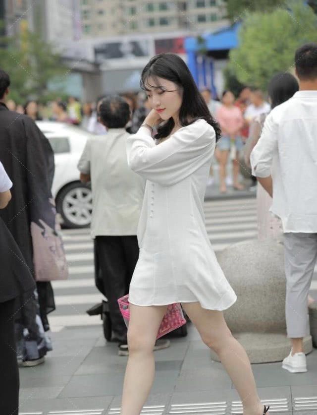 白色连衣裙搭配黑色高跟鞋,甜美可爱,笑容迷人