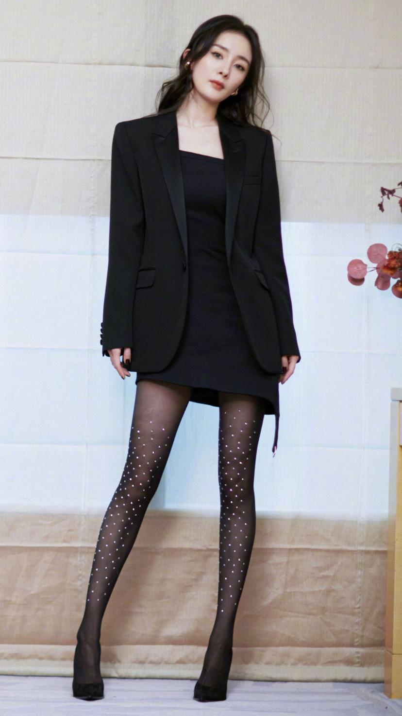 34岁杨幂活动亮相黑色斑点丝袜玩魅惑昔日清纯雪见早已不见