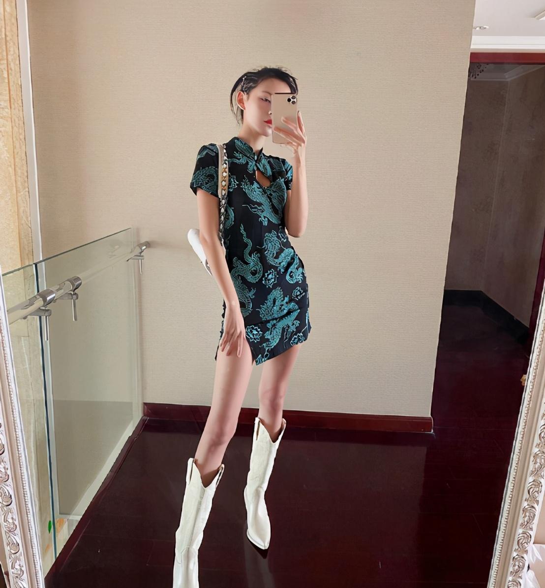 超短改良旗袍装※亮点:搭配长靴&领口设计※雷点:开叉风格这一身穿