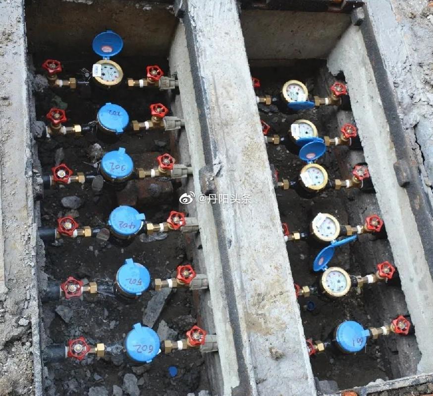 丹桂园小区正在改造供水设施,装了新的水管和水表