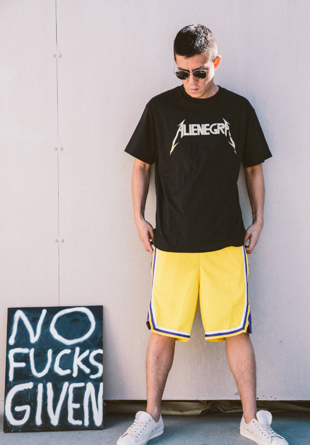 陈冠希结婚后放飞自我红色高腰裤吸引眼球出道20年帅过小鲜肉