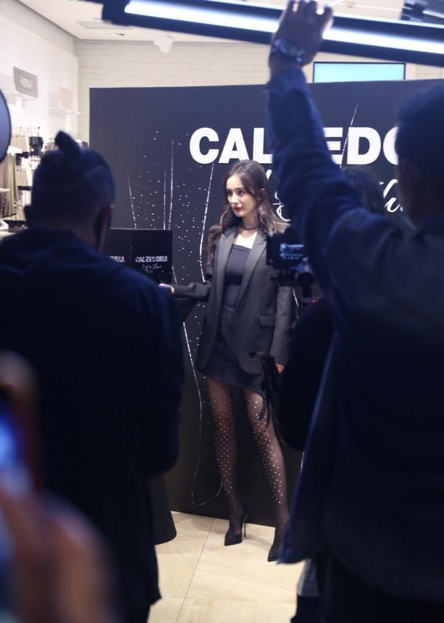 杨幂昨天出席活动,黑色西装 抹胸小黑裙 钻石长袜,优雅又美艳