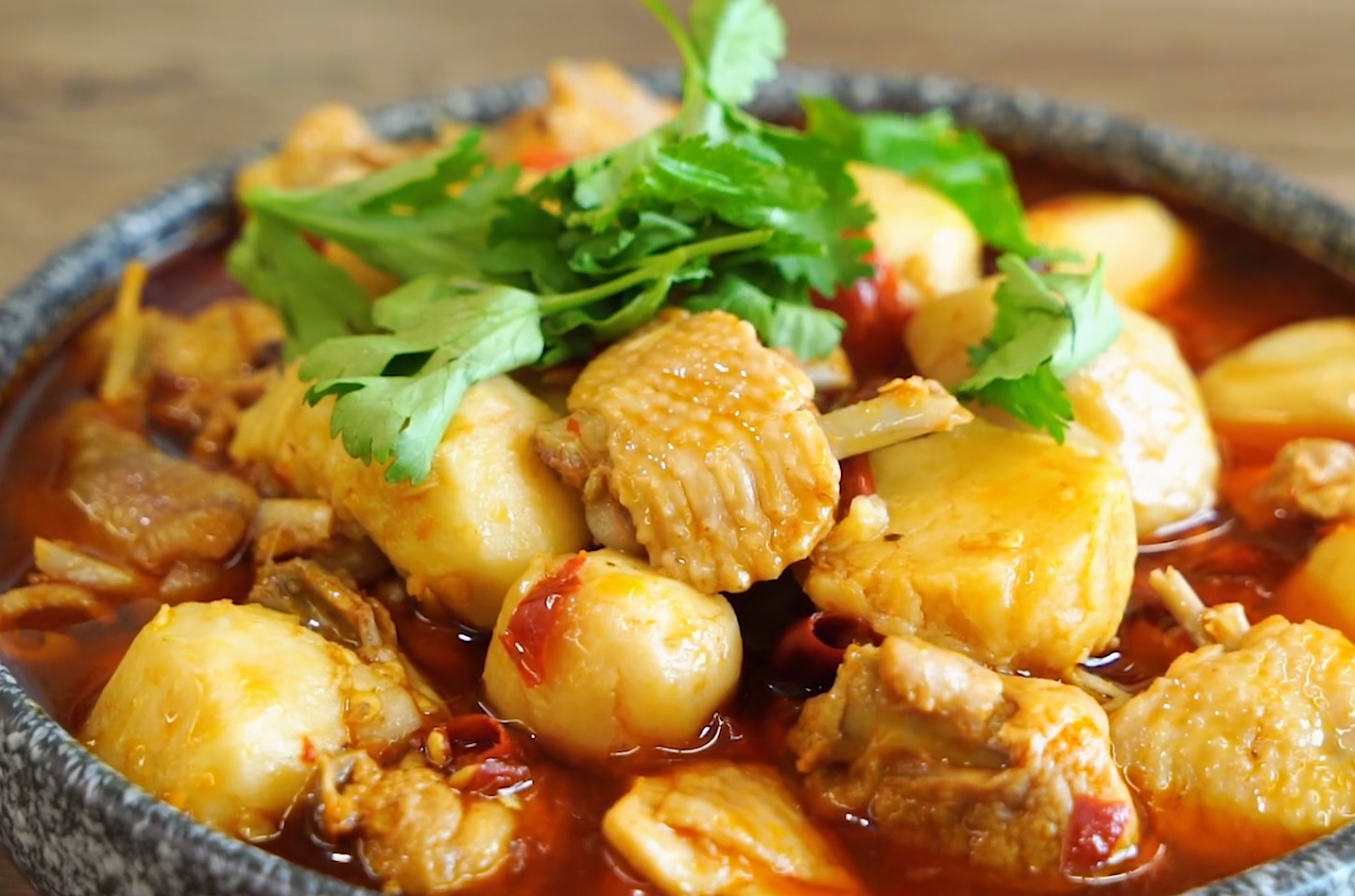 这才是芋儿鸡最好吃的做法,鸡肉细嫩,芋儿软烂入味,开胃又下饭|芋儿鸡