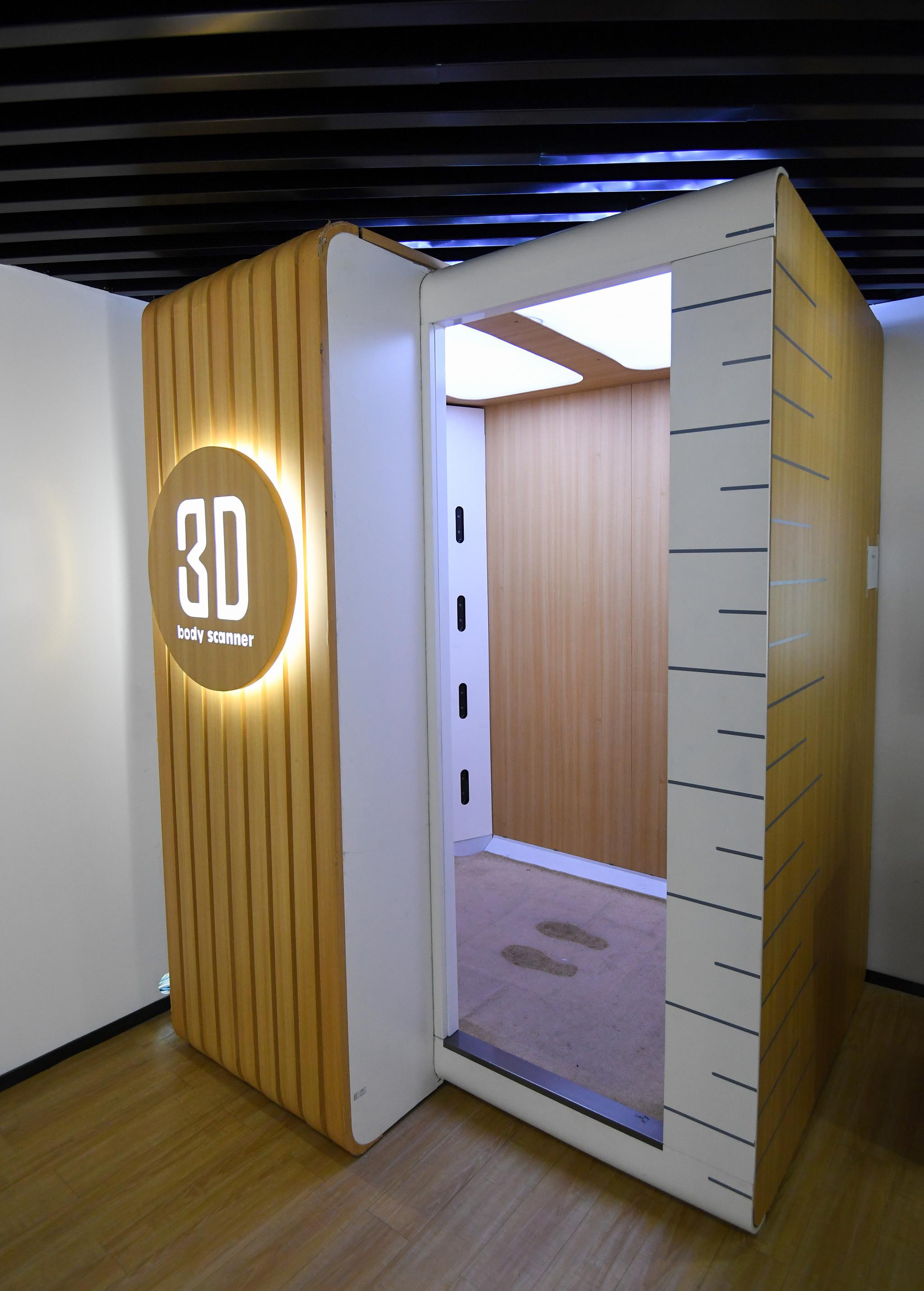 深圳奥比中光公司展厅里展示的3d试衣间.新华社记者 陈晔华 摄