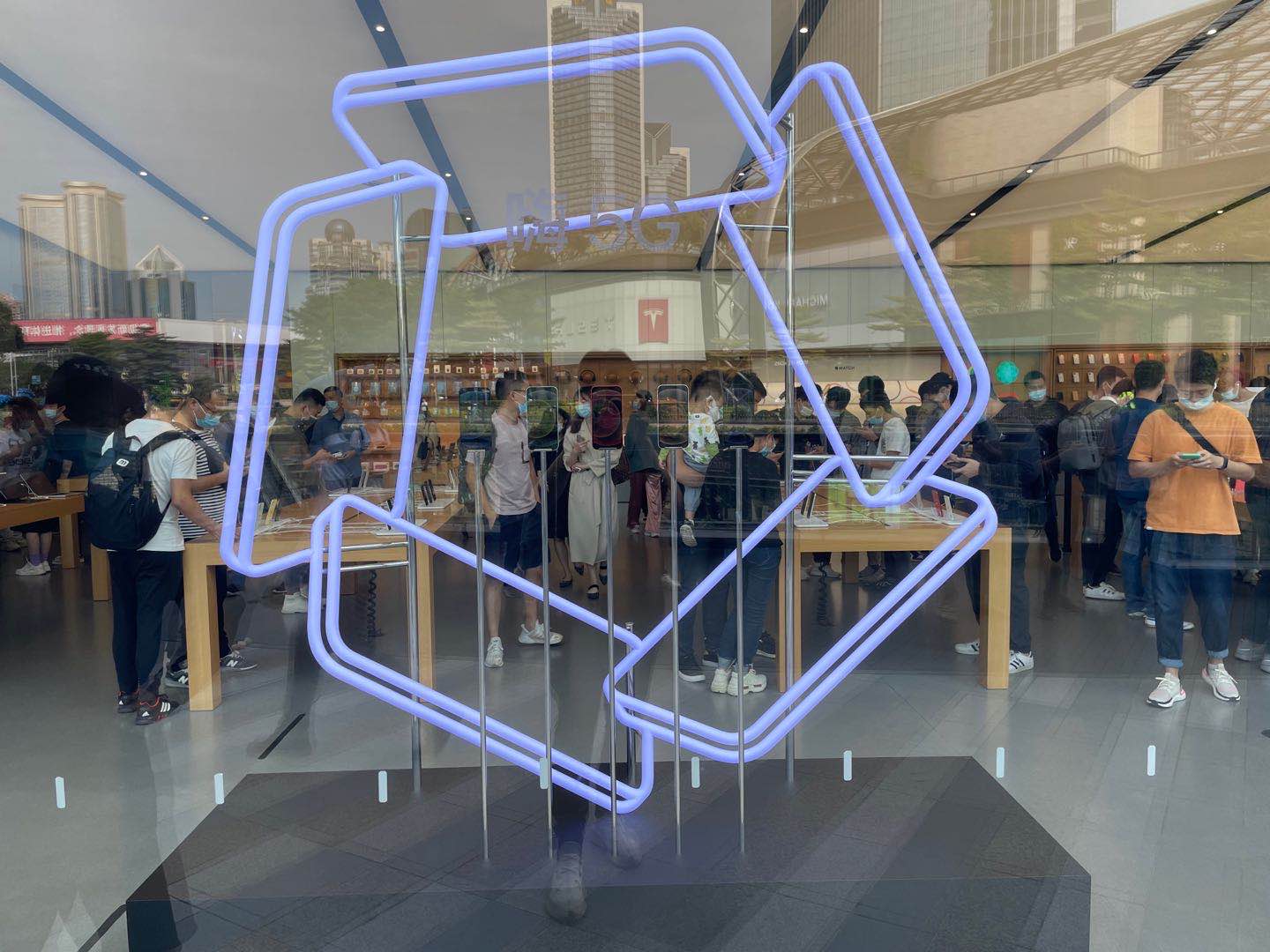 iphone12 pro的灯箱的颜色,分别对应银色,海蓝色,金色和石墨色.