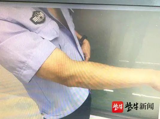 图辅警被打伤