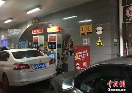 市民在加油站内为小汽车加油。周毅摄  