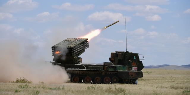 国产钢雨,一次齐射40发,我国11式火箭炮火力强劲