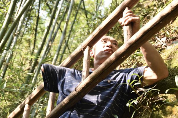 独臂农民刘青平,一人撑起7口之家.段羡菊 摄