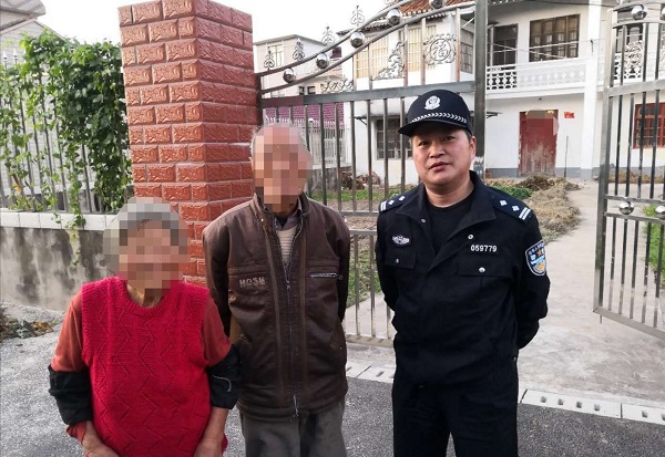 图说：民警钱佳樑帮助走失老人回家