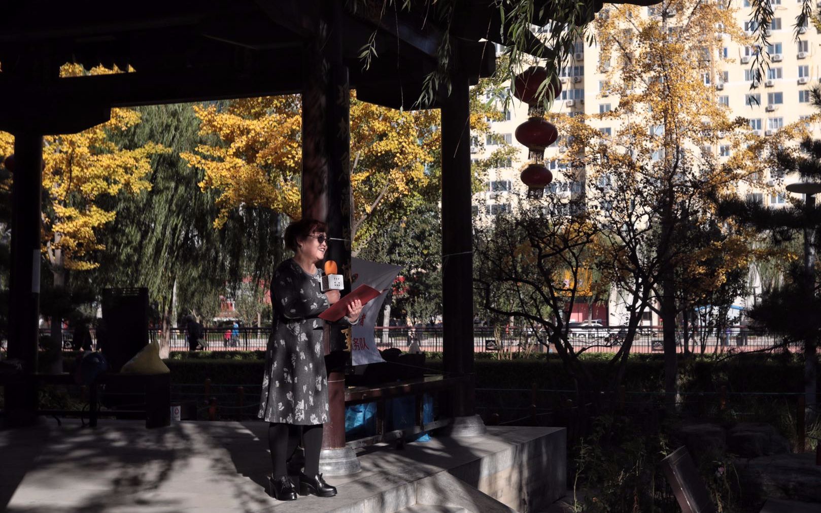 北京市西城区广外街道莲花河西侧路附近，一位市民正在朗诵。摄影/新京报记者 王嘉宁