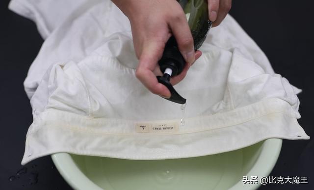 发黄的衣服怎么洗白小妙招（发黄的衣服怎么洗白）